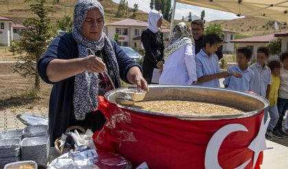 Erzurum'da koruma altındaki çocuklar ziyaretçilerine aşure ikram etti