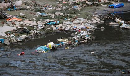 Nepal’in sembollerinden Bagmati Nehri siyaha büründü