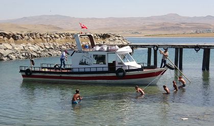 Karaya oturan teknenin yardımına çocuklar koştu