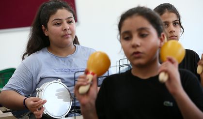 Kapattığı iş yerindeki enstrümanları bağışladığı öğrencileri müzikle buluşturdu