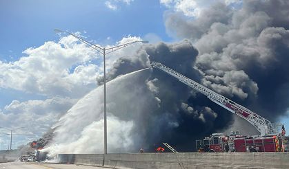 ABD'de otoyolda devrilen tanker alev topuna döndü