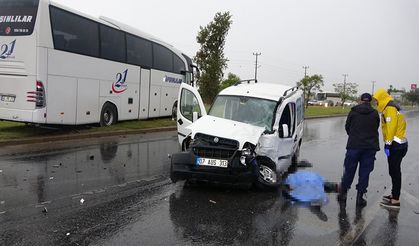 Kırmızı ışık ihlali yapan yolcu otobüsü hafif ticari araca çarptı