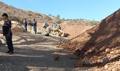 Takla atan kepçenin altında kalan operatör