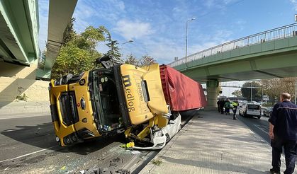 Bakırköy'de üst geçide çarpan tır, otomobilin üzerine devrildi