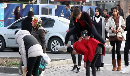 Yaya geçidinde tehlikeli oyun