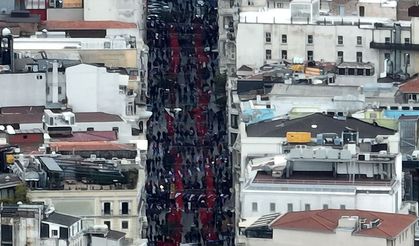 Türk bayraklarıyla donatılan İstiklal Caddesi dron ile görüntülendi