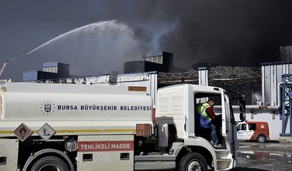 Bursa'da yanan tekstil fabrikasından çıkan duman kenti kapladı