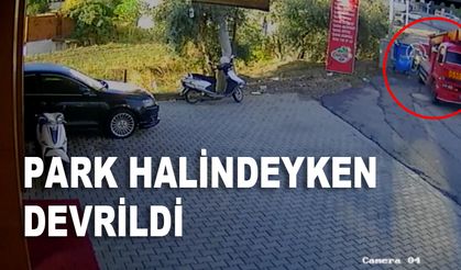 Alanya'da park halindeyken hareket eden kamyonet kaldırıma çıkarak devrildi