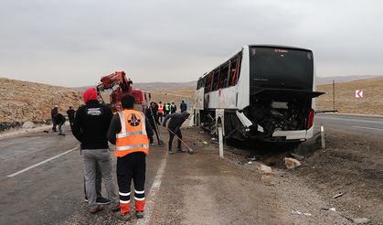 Sivas'ta otobüs devrildi, 2 kişi öldü, 30 kişi yaralandı