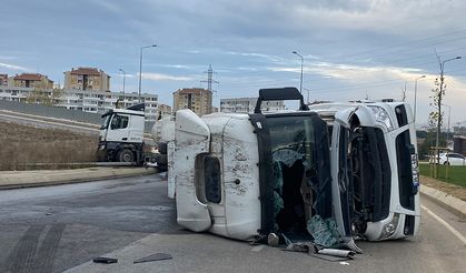 Tuzla’da atık su tankeri devrildi