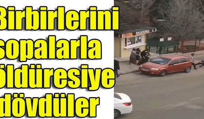 Birbirlerini sopalarla öldüresiye dövdüler