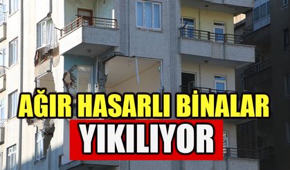 Ağır hasarlı binalar yıkılıyor