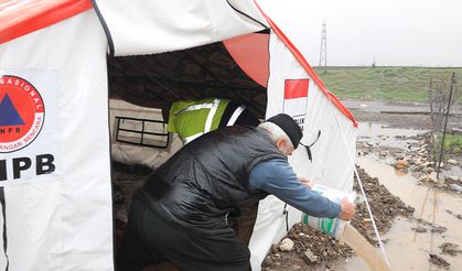 Sağanak yağış depremzedeleri olumsuz etkiledi