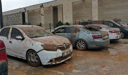 Şanlıurfa'da selden etkilenen kapalı otoparktaki araçlar çıkarıldı