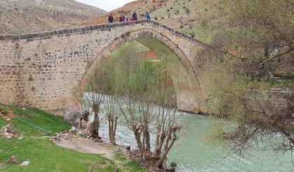 Doğa tutkunları Çemişgezek'in tarihi ve doğal güzelliklerini gezdi