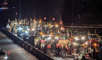 Fransa'da çiftçiler traktörleriyle eylemlerini sürdürüyor