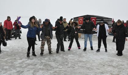 Kars’ta buz üstünde halay!