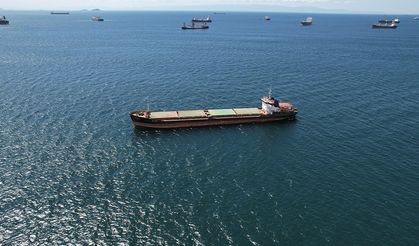 Bakırköy açıklarında karaya oturan gemi havadan görüntülendi