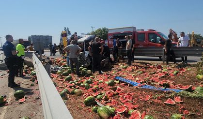 Karpuz yüklü kamyonetin kaza anı kamerada!