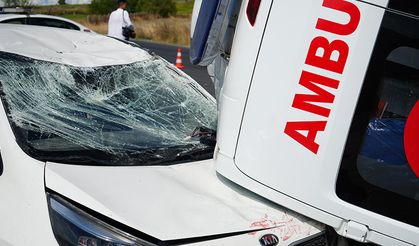 Arnavutköy’de ambulans faciası: Işıklarda bekleyen otomobile devrildi