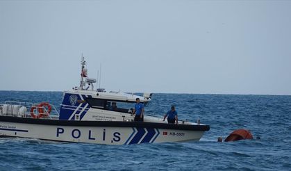 Bot alabora oldu: 2'si polis, 4 kişi denize düştü