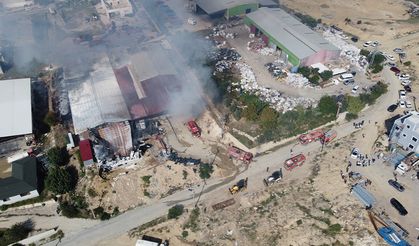 Yangın anları havadan görüntülendi: Paketleme tesisinde korkutan manzara