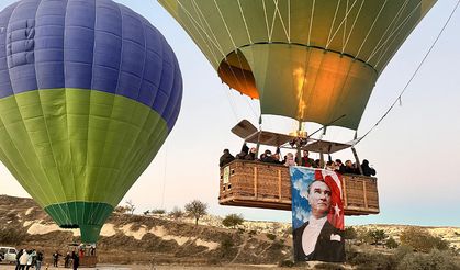 Kapadokya'da balonlar Türk bayraklarını gökyüzünde dalgalandırdı