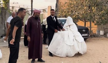 Gazze’de bombardıman altında düğün yaptılar