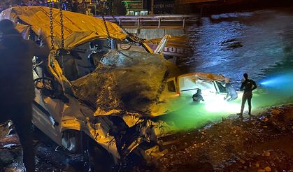 Hopa’da feci kaza: Kontrolden çıkan araç dereye uçtu, 1 ölü, 2 yaralı