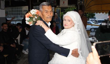 45 yıl sonra eşine gelinlik giydirdi, gözyaşlarını tutamadı