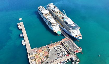 Kuşadası'na iki kruvaziyerle 6 bin 409 turist geldi