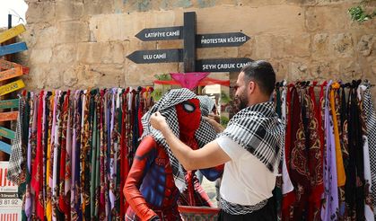 Puşi taktı, kurbanlık baktı: 'Örümcek Adam' Mardin'de
