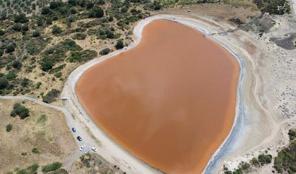 Çanakkale’de 2 bin yıllık antik liman kalp şeklinde pembe göle dönüştü
