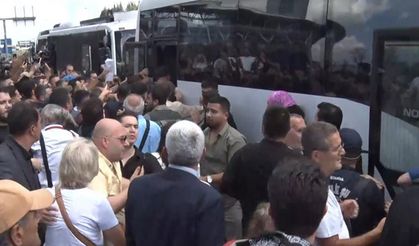 İl Başkanlığı önünde gergin anlar: Polis otobüsüne saldırı
