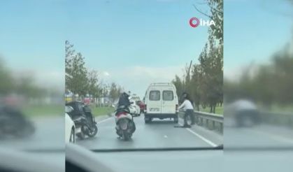 Yol verme kavgası yumrukla bitti! Sürücüye motosiklet kaskıyla saldırdılar
