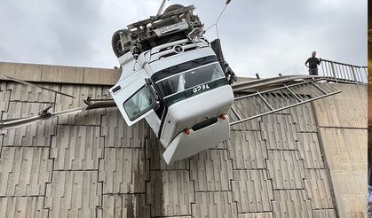 Faciadan dönüldü! Tır viyadükte asılı kaldı