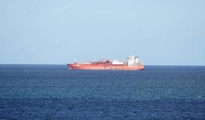 İran'ın kapattığı Hürmüz'den geçen petrol tankeri vuruldu