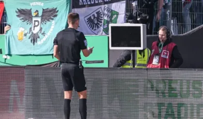 VAR’a akılalmaz sabotaj! Taraftarlar monitörün fişini çekti