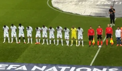 İsrail marşında yere baktılar, tokalaşmadılar! Sonra sahada 3 gol attılar