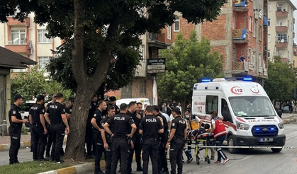 Balkondan sokağa taşan silahlı kavga: 12 kişi yaralandı