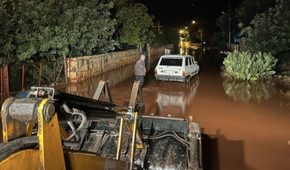 Antalya Demre’de 15 gün sonra aynı kabus! Gece yarısı dereler taştı, evleri su bastı, sürücüler araçlarında mahsur kaldı