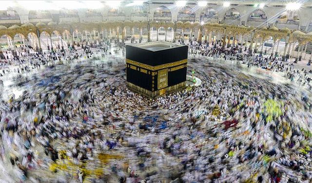 Umre için gittiler, 8 aydır dönemiyorlar! Türk ailenin Kabe'deki seccade tartışması kabusa döndü