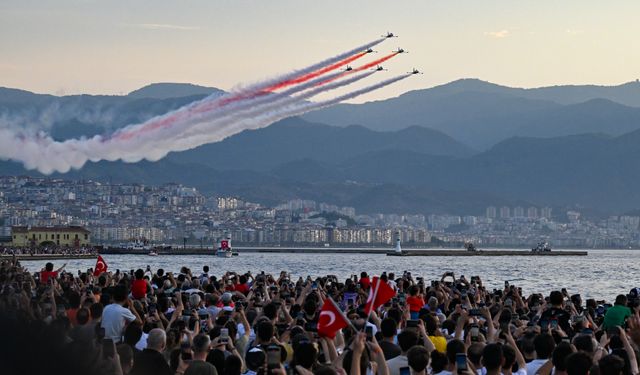 Yer, gök kırmızı-beyaz! İzmir'e çok yakıştı