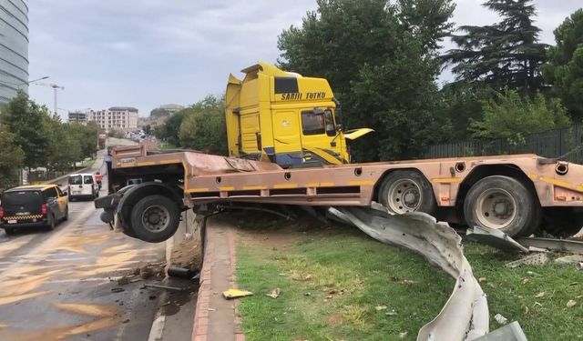 Pendik’ta koskoca araç, bariyerlerde asılı kaldı