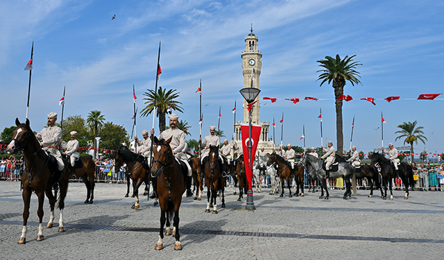 İzmir'in kurtuluşunun 101. yıl dönümü kutlandı