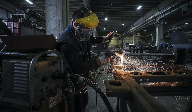 Sanayi üretimi yıllık 7,4 arttı