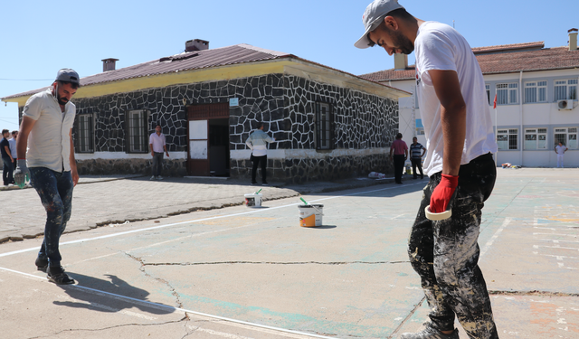 Öğretmenler ve veliler el ele okulu temizledi