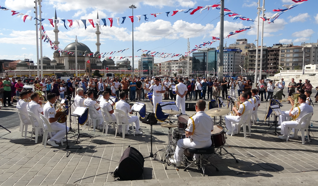 Bahriyeliler Taksim Meydanı’nda konser verdi