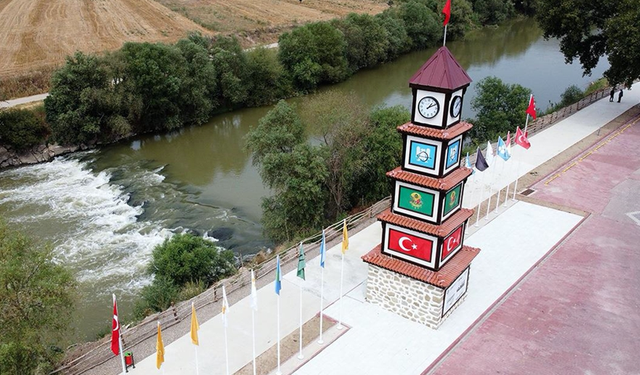 Sakarya Nehri kıyısına Türk hakimiyetini simgeleyen anıt yapıldı