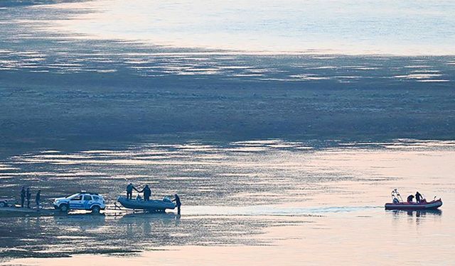 Yangına müdahale eden helikopter baraja düştü